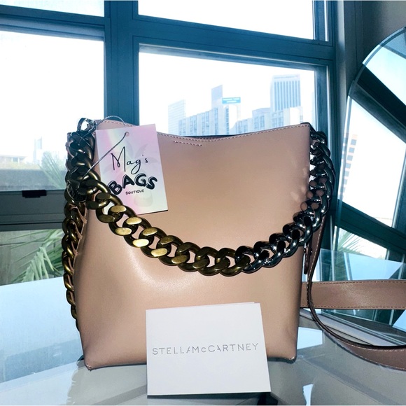 Stella McCartney: Two-Tone Bucket Frayme Chain-Link Crossbody Tote Bag - Picture 6 of 16